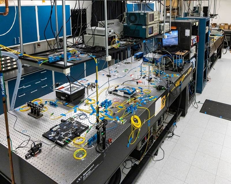 این تصویر شامل: یک آزمایشگاه است که با کابل های شبکه پبشرفت تکنولوژی و رایانش کوانتومی را طراحی میکند